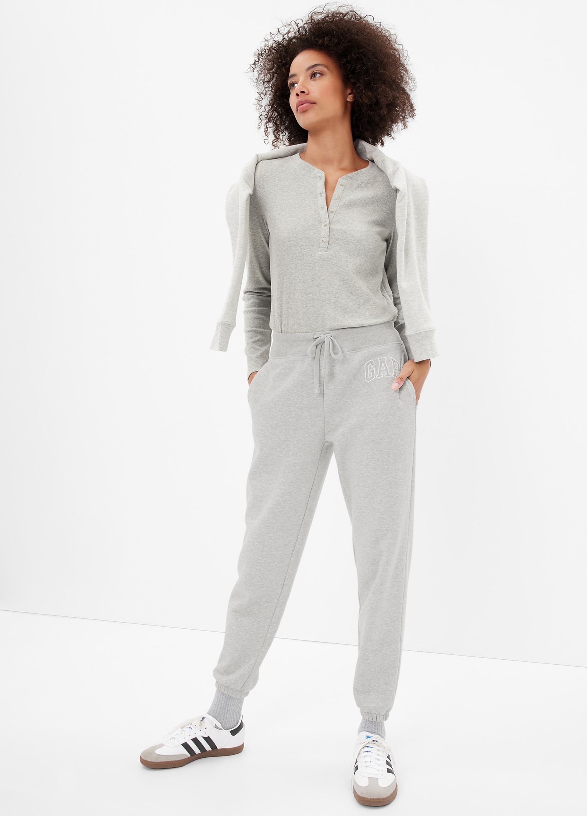 GAP, Pantalone In Cotone Con Logo Gap E Coulisse, Donna, Grigio, Taglia: M REGULAR