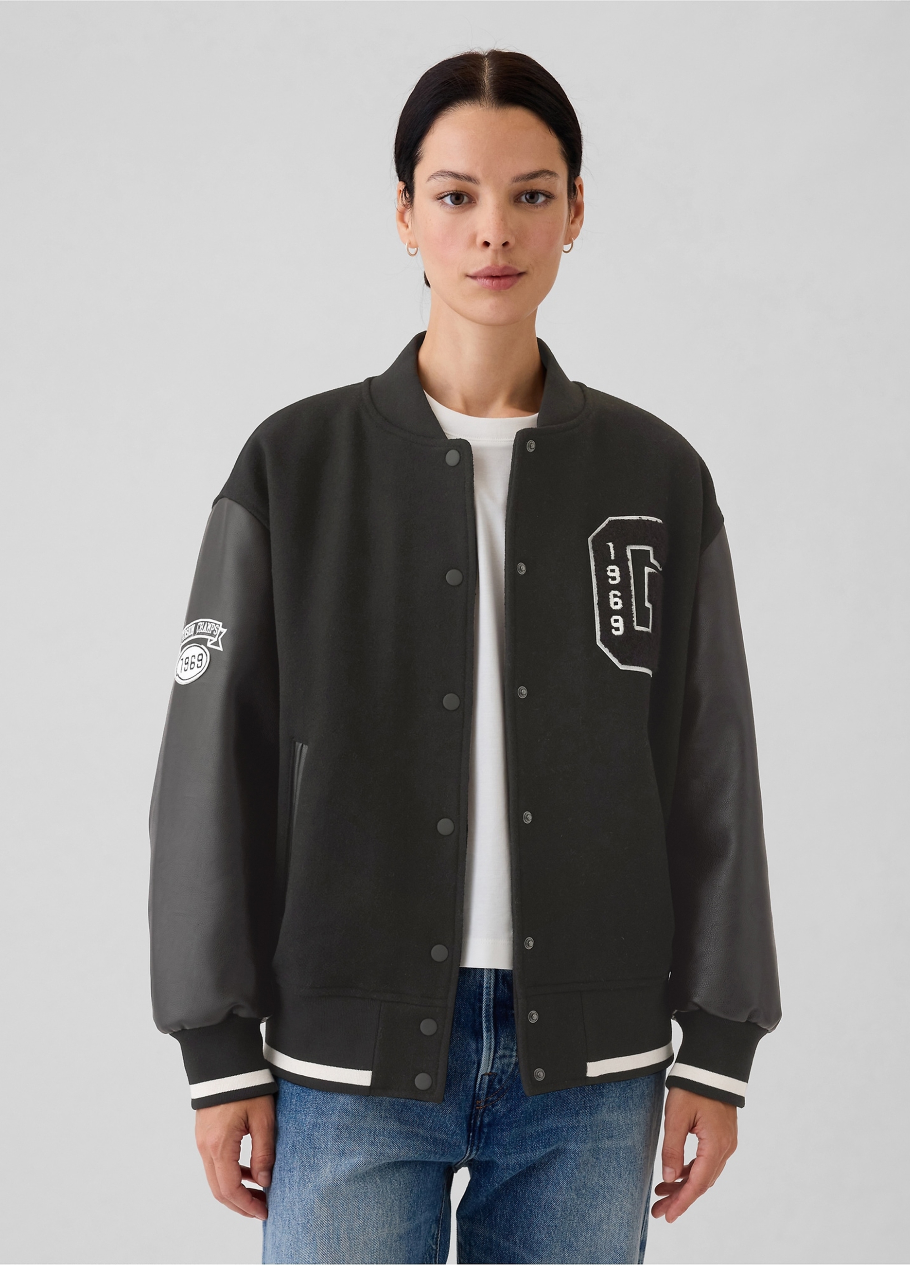GAP, Bomber Varsity Con Maniche Effetto Lucido, Donna, Nero, Taglia: S