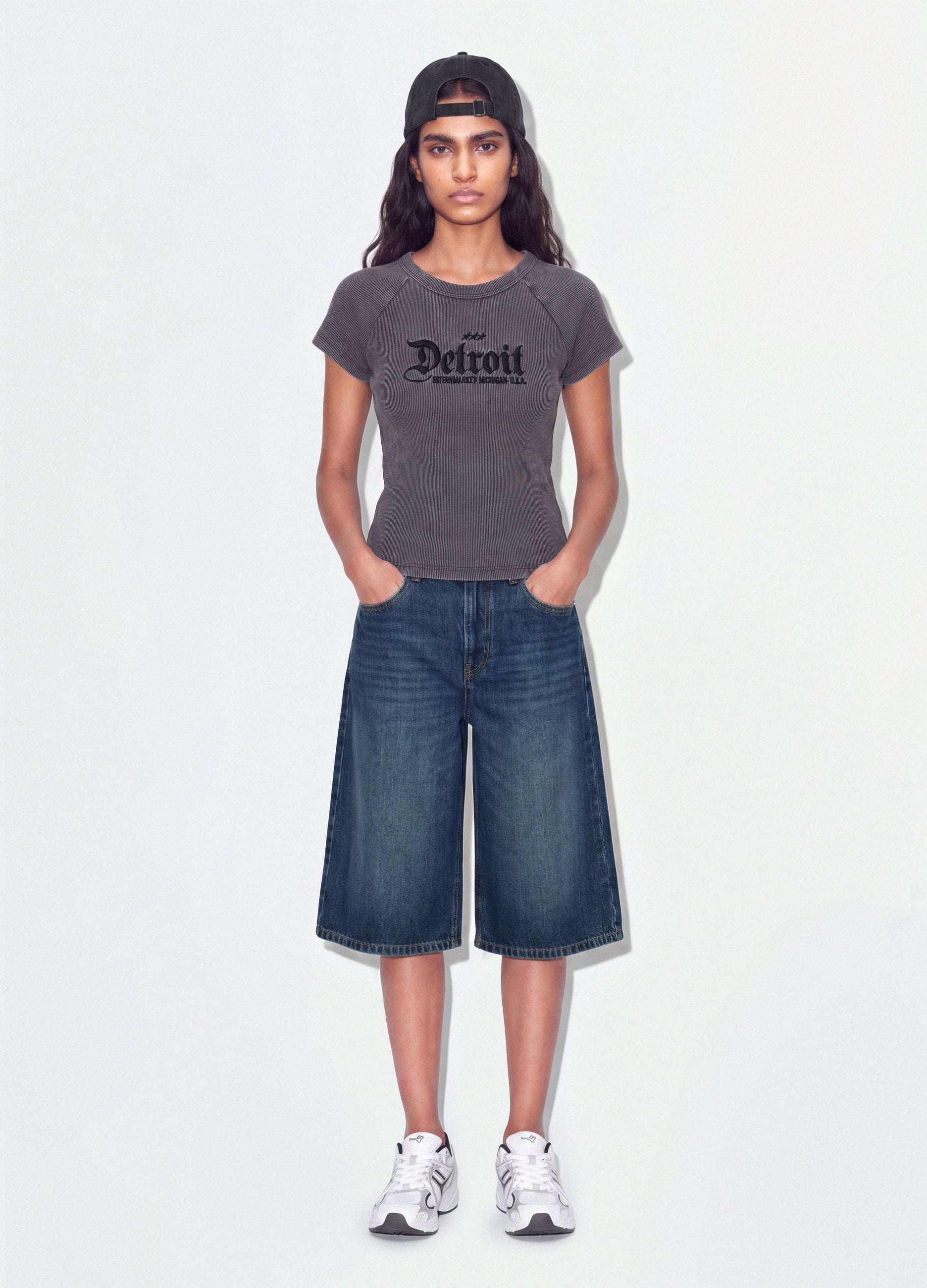 B.ANGEL, T-shirt Fitted Grigia In Cotone Elasticizzato A Costine Con Scritta Detroit, Donna, Grigio, Taglia: XS